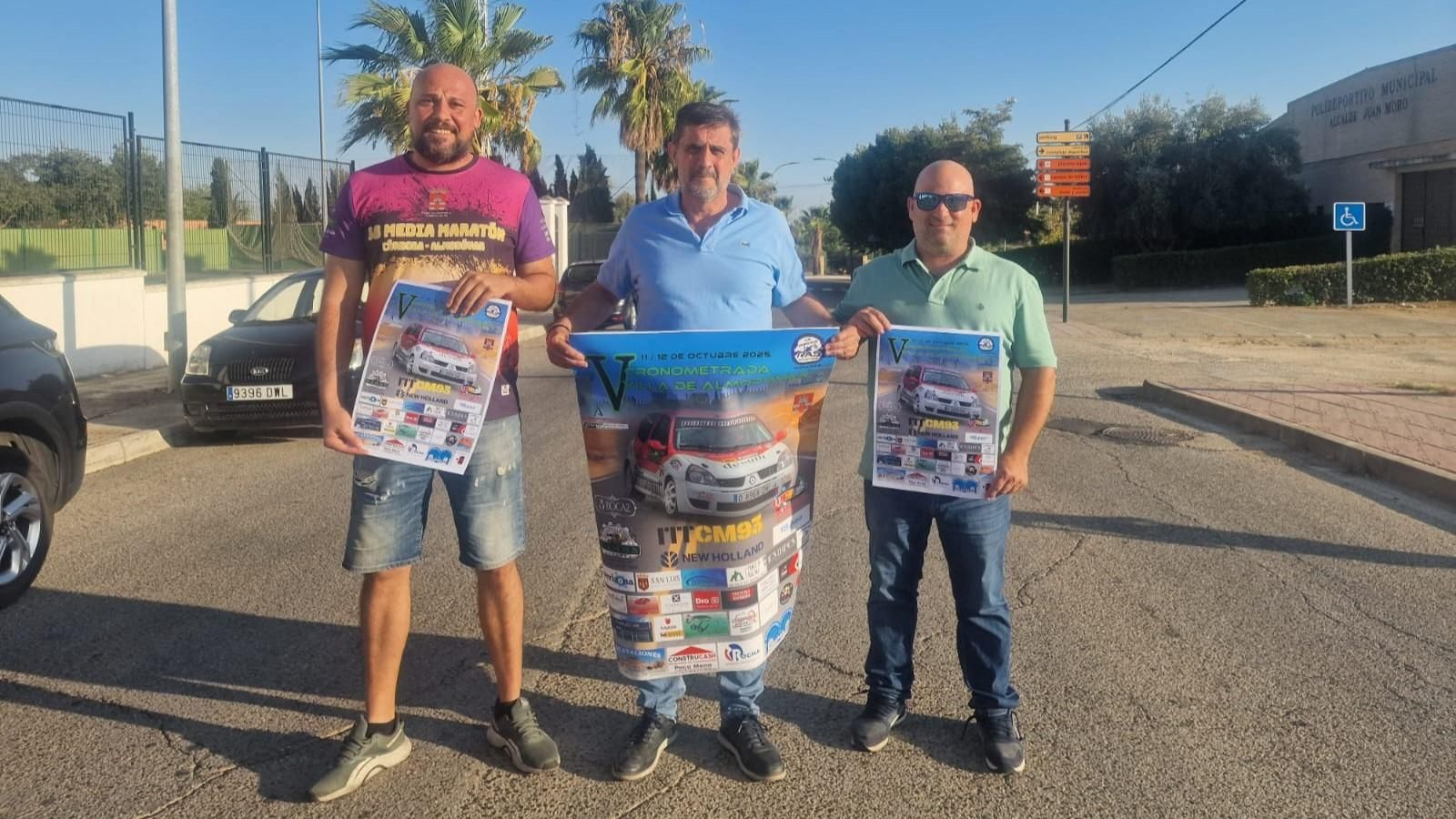 De izquierda a derecha, el concejal de Deportes, Rubén López; el alcalde de la localidad, Ramón Hernández; y Antonio Rocha, presidente del Club Los Simpáticos Arras.