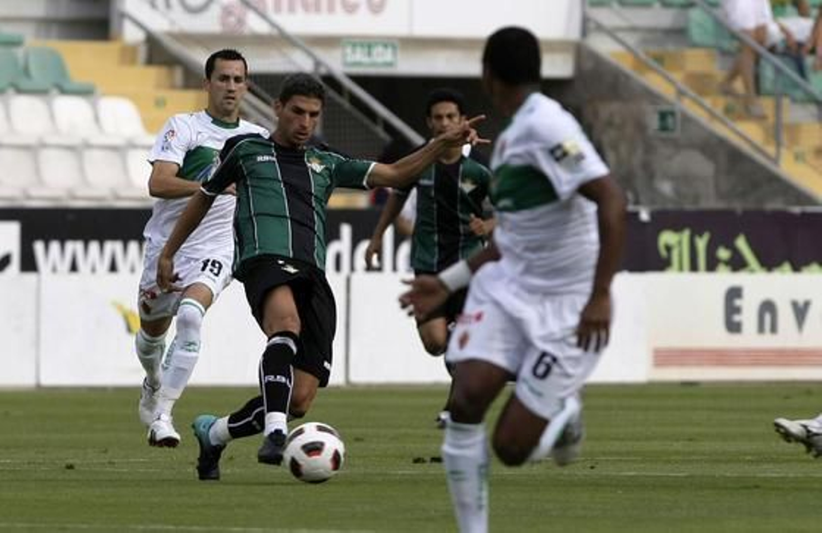 El Betis acumula tres partidos seguidos venciendo tras traerse los tres puntos de Elche. / LOFEl Betis acumula tres partidos seguidos venciendo tras traerse los tres puntos de Elche. / LOF