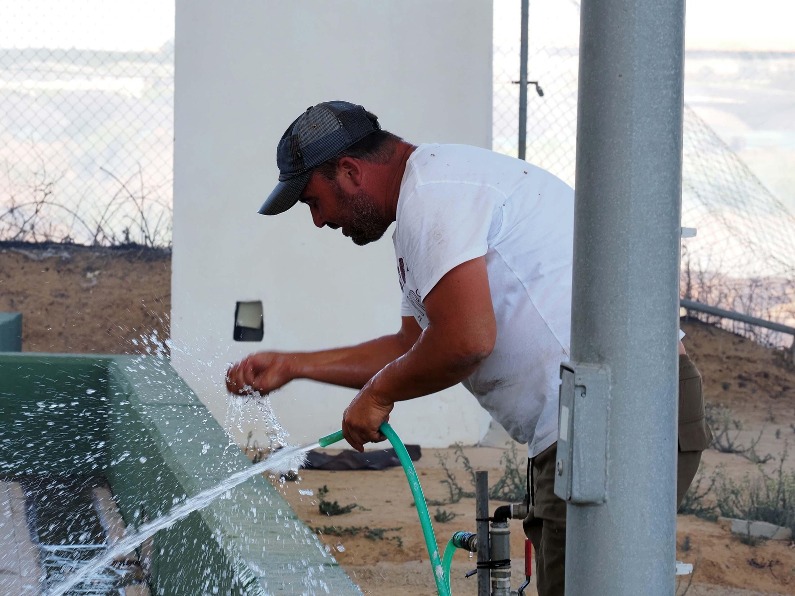 Las imágenes del aparatoso fuego que ha arrasado un vivero en Cartaya