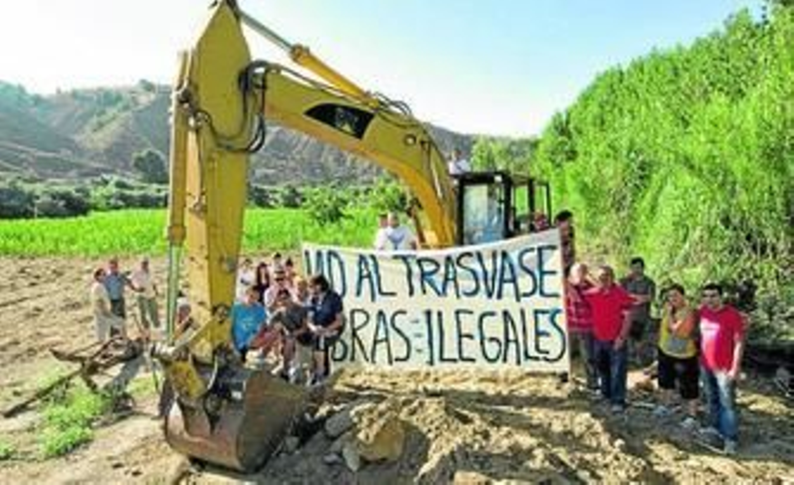 Plataforma por la defensa del río Catril y ciudadanos de Cortes de Baza en la manifestación.