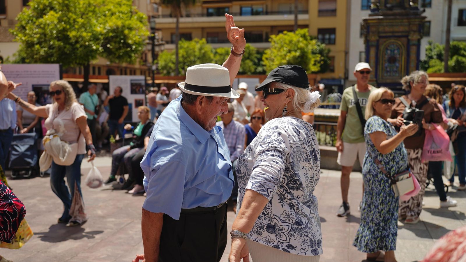 Muchas personas se reunen en la Plaza Alta, bailando y comiendo paella junto a la Feria de los Parques Naturales de Cádiz