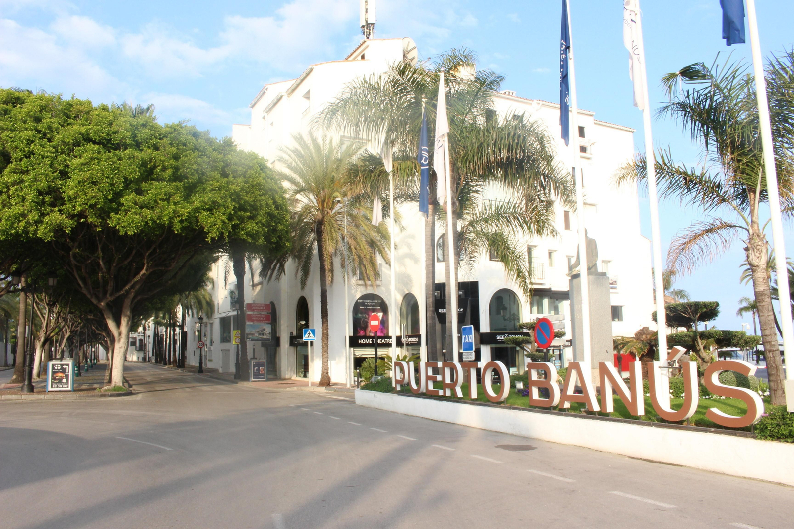 Vista general de la entrada a Puerto Banús, en Marbella, vaciado por la pandemia de coronavirus.