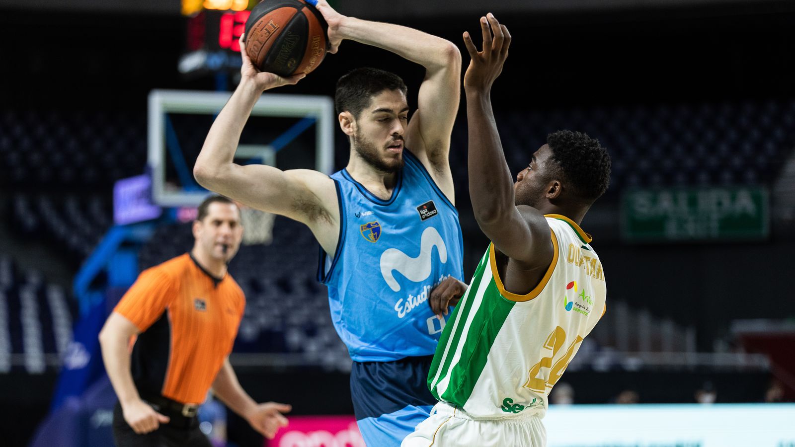 Ouattara defiende a Vicedo.