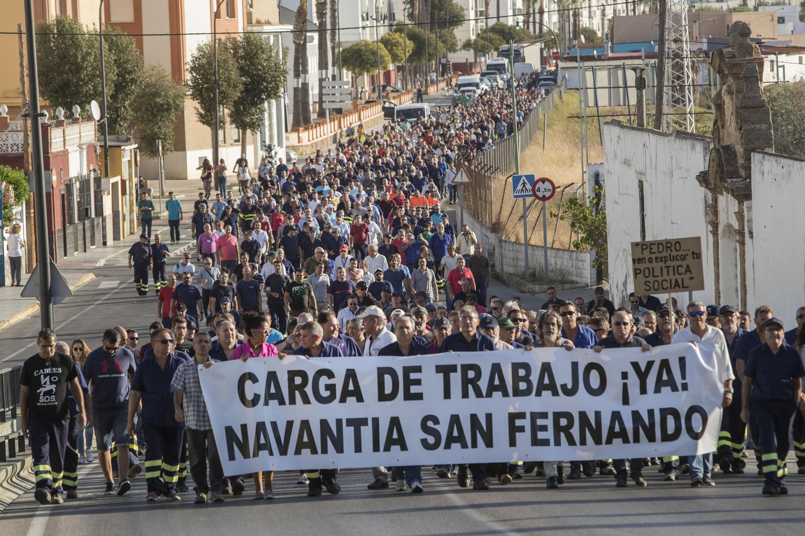 Los trabajadores de Navantia recorren la carretera de La Carraca, en el barrio de la Bazán, en su protesta del pasado martes.