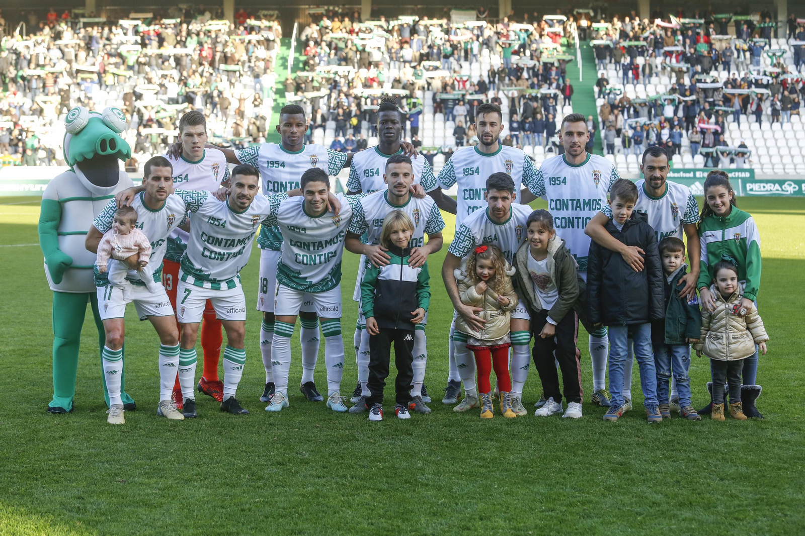 Los jugadores del Córdoba CF en el último partido en El Arcángel.