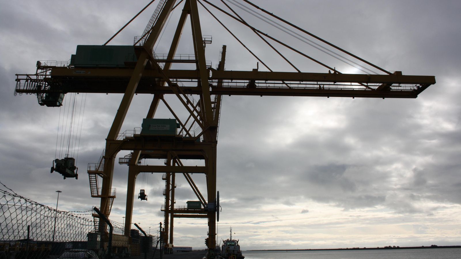 Una de las grúas destinadas al tráfico de contenedores en el Muelle Sur. Una de las grúas destinadas al tráfico de contenedores en el Muelle Sur.
