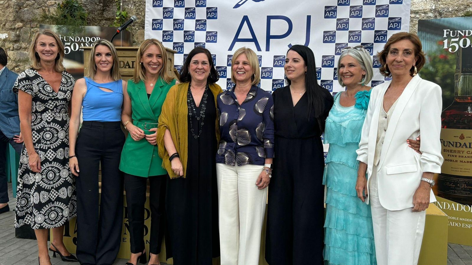 La alcaldesa y la presidenta de la Diputación, con las premiadas y representantes de la APJ.