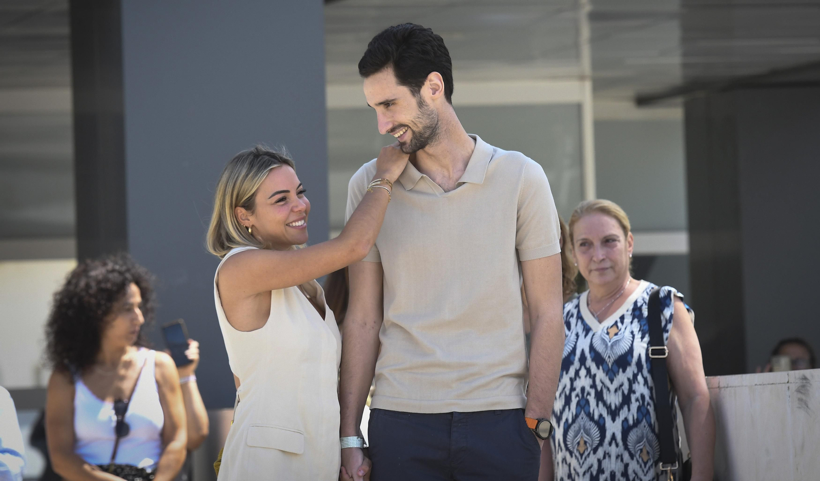 La salida de Sergio Rico del hospital, en imágenes