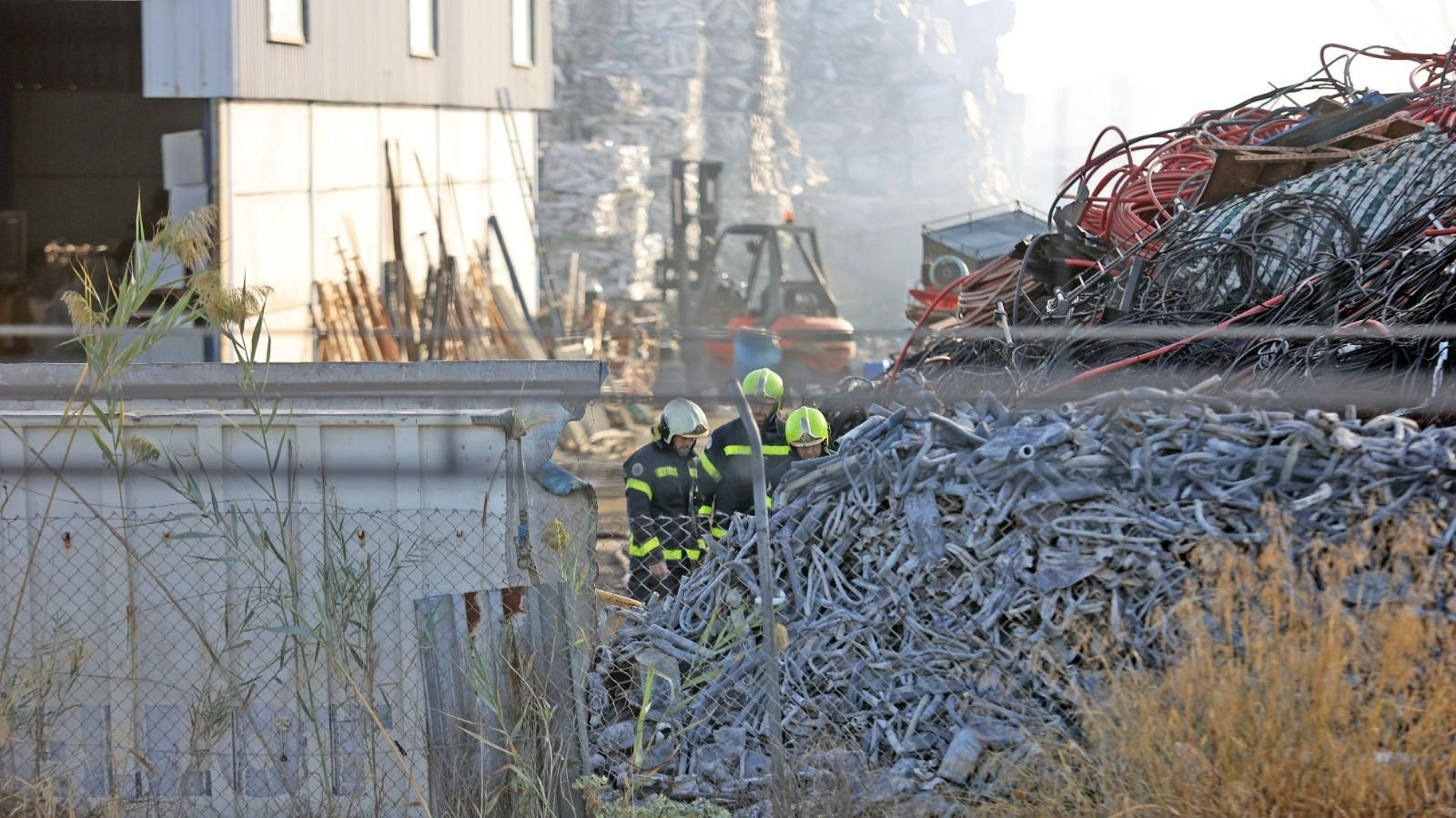 Espectacular incendio en una chatarrería de Jerez