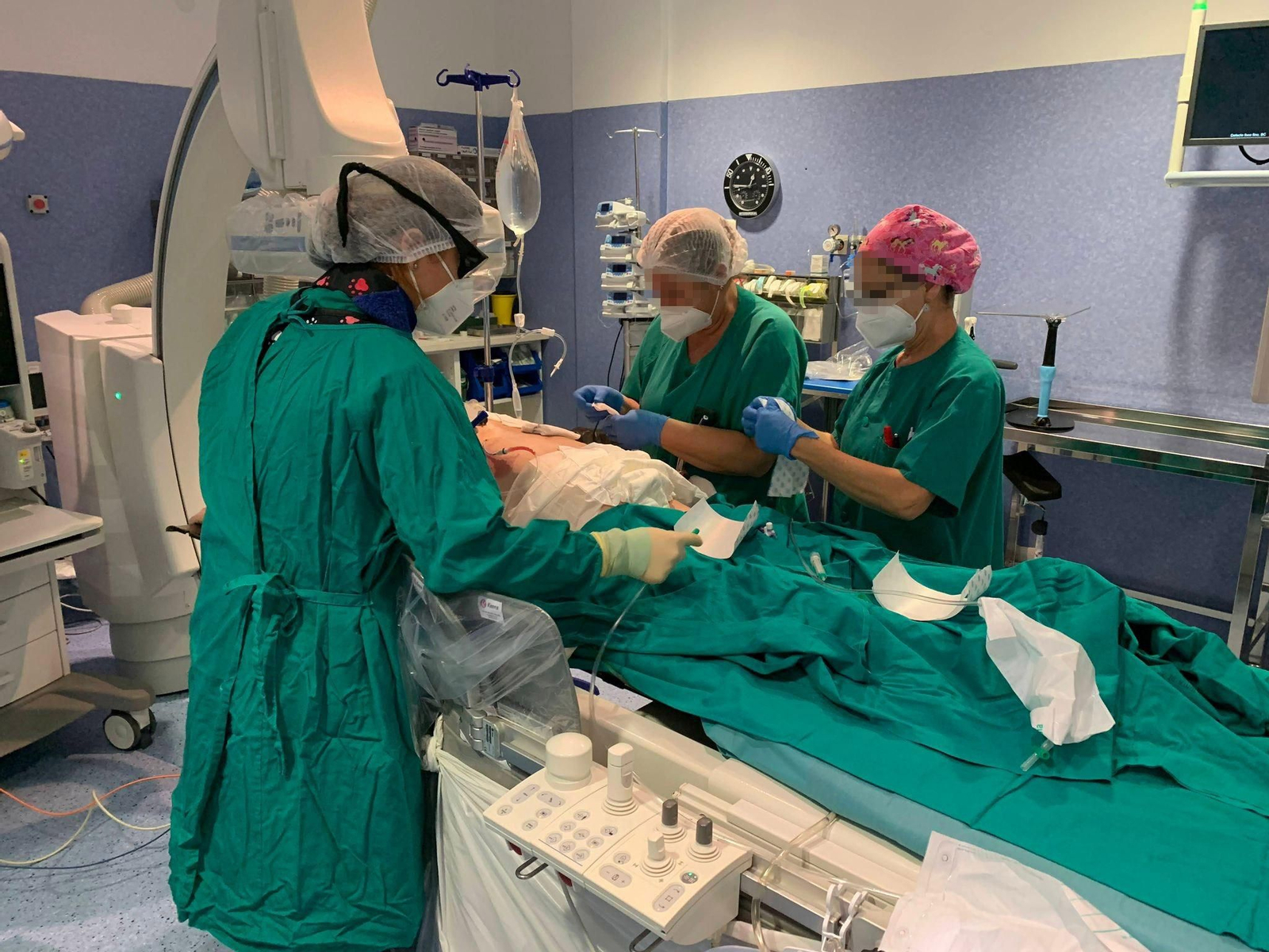 Varias sanitarias trabajando en un quirófano del Hospital Clínico.