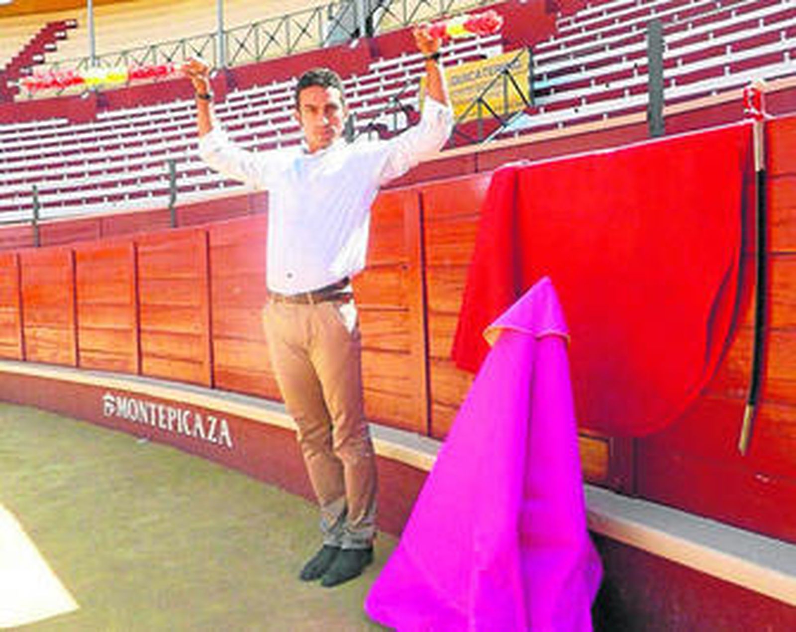 El Califa de Aragua en la plaza de toros de Sanlúcar, la ciudad donde vive y el ruedo donde entrena a diario.