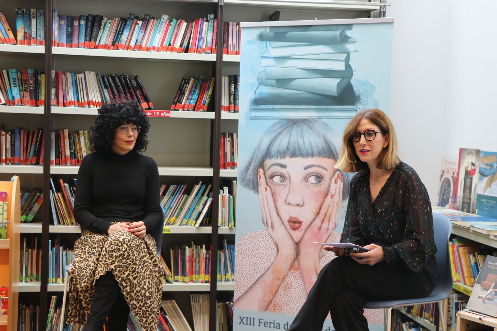 Noelia Alonso, la autora de la ilustración de la Feria con la concejalia Julia Ibáñez.