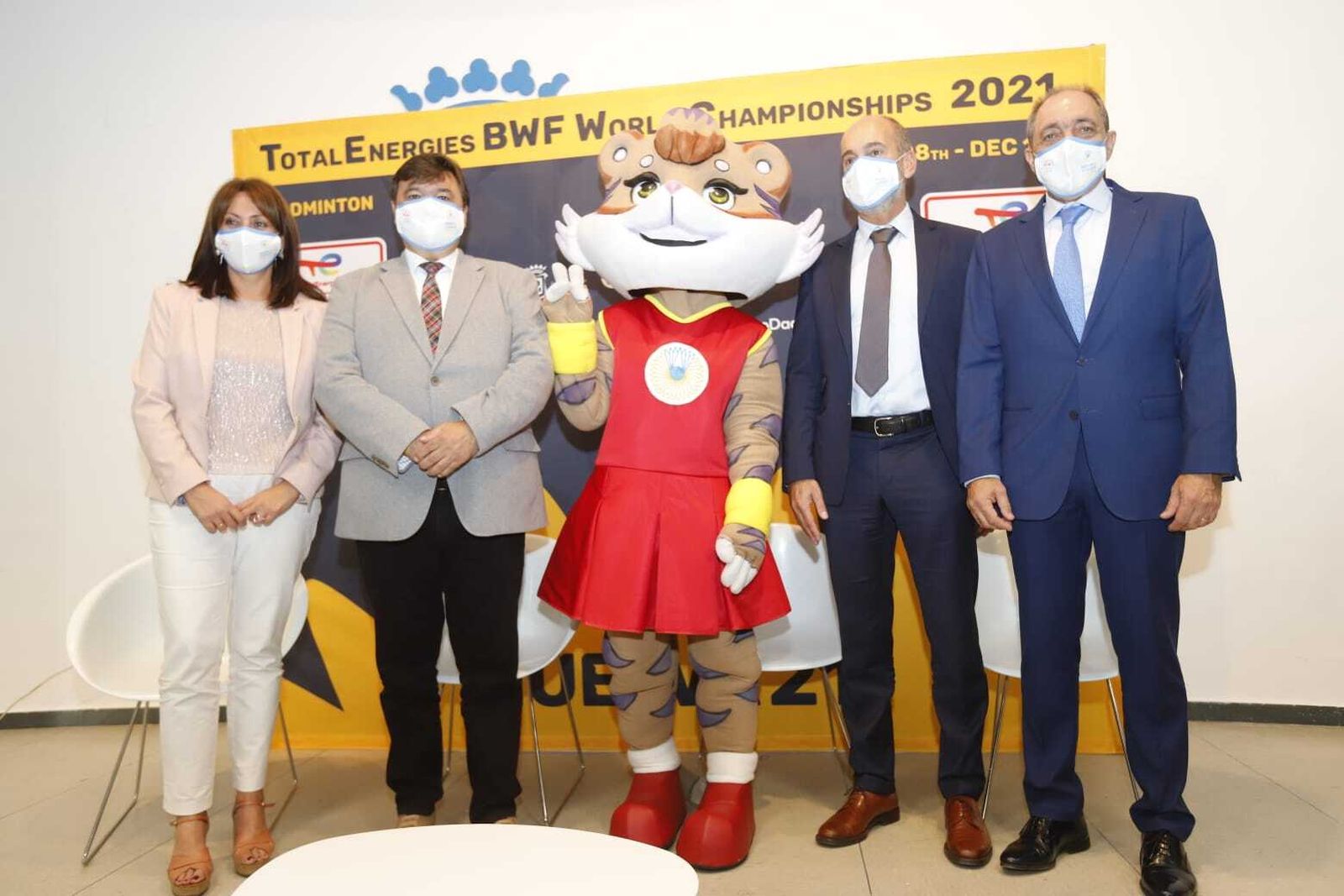 Estela Villalba, Gabriel Cruz, Onuba (la mascota del Mundial), Andoni Asurmendi y Carlos Longo.