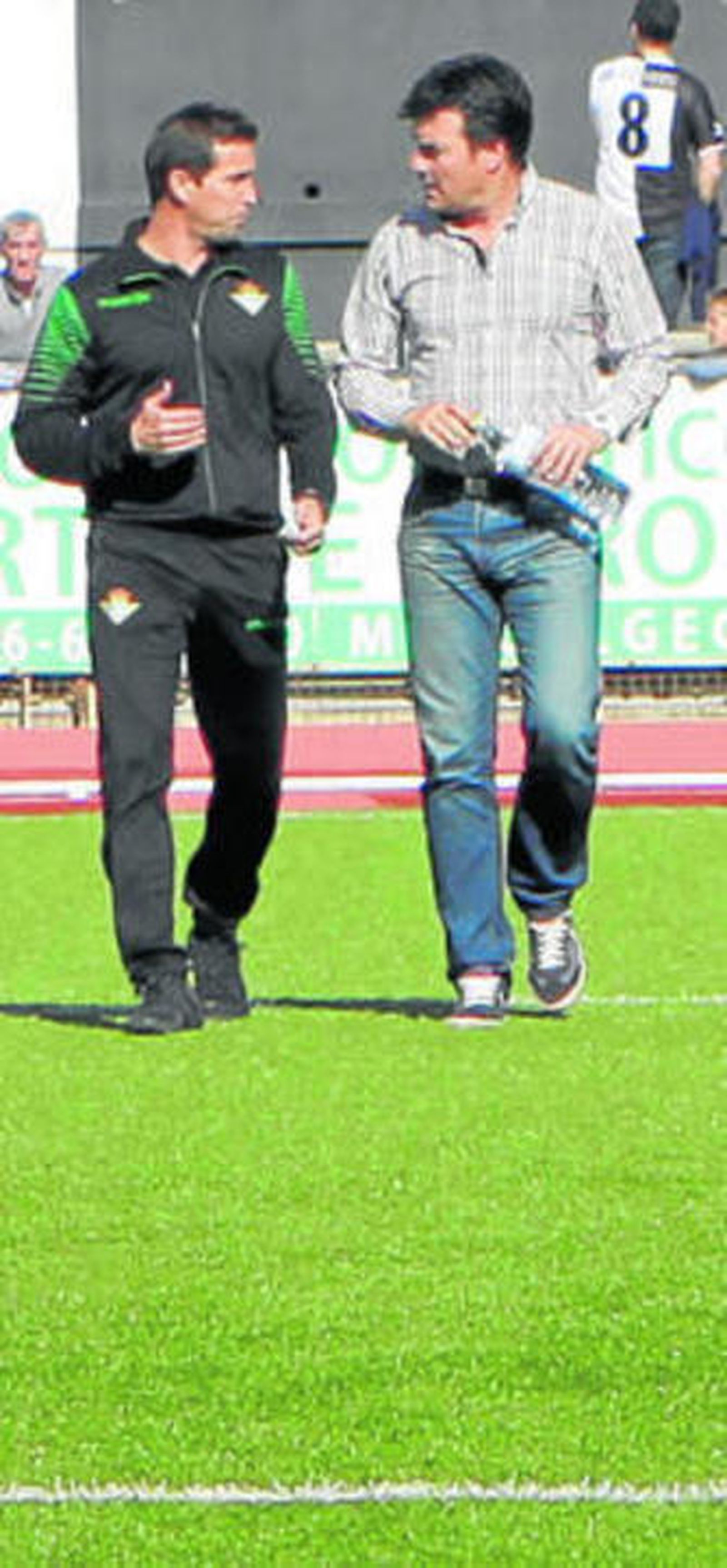 Escobar conversa con Juan Merino antes de comenzar el encuentro.
