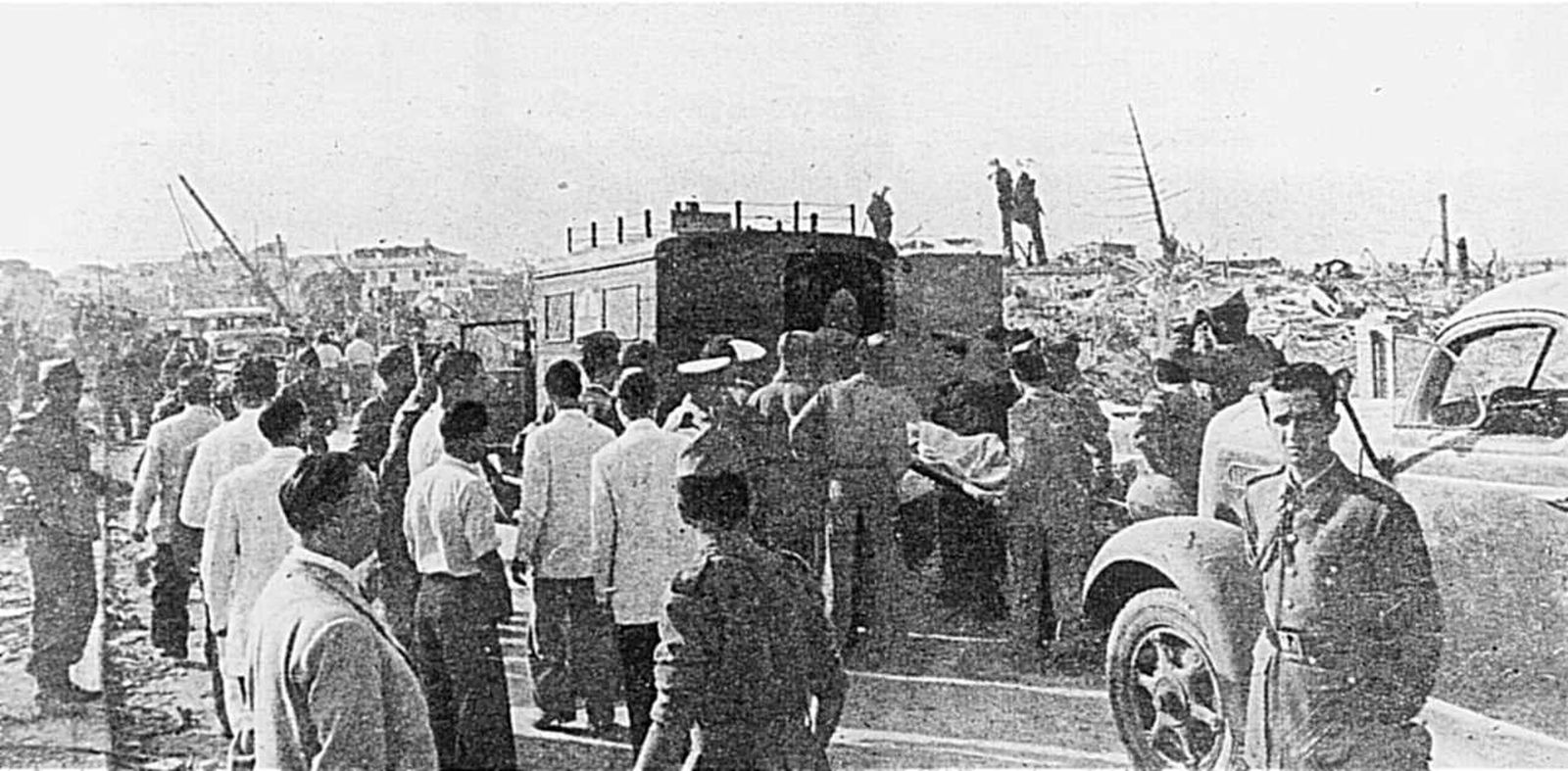 Una ambulancia militar traslada a uno de los heridos en la tragedia.