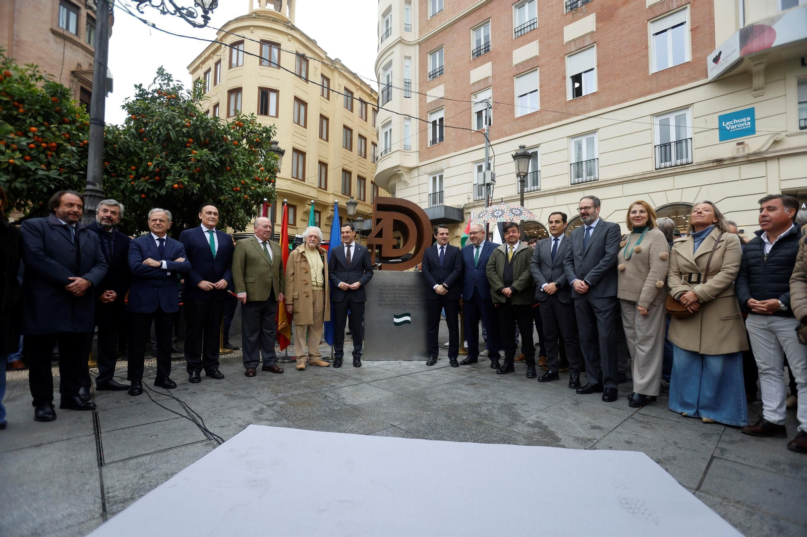 Juanma Moreno inaugura el monumento homenaje al Día de la Bandera de Andalucía en Córdoba, en imágenes