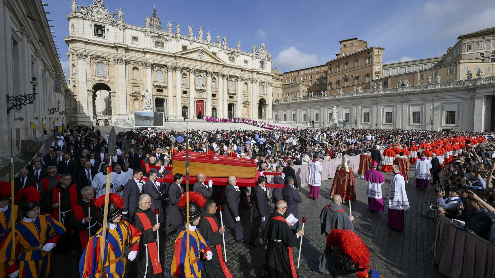 El féretro del papa Francisco llega a la basílica de San Pedro.