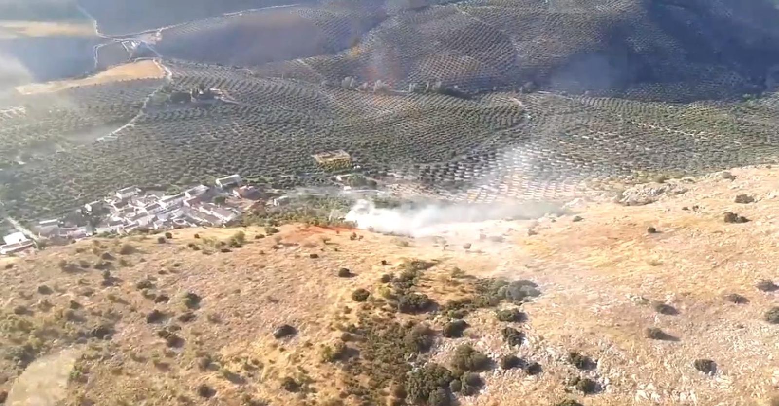Toma aérea del fuego en Limones