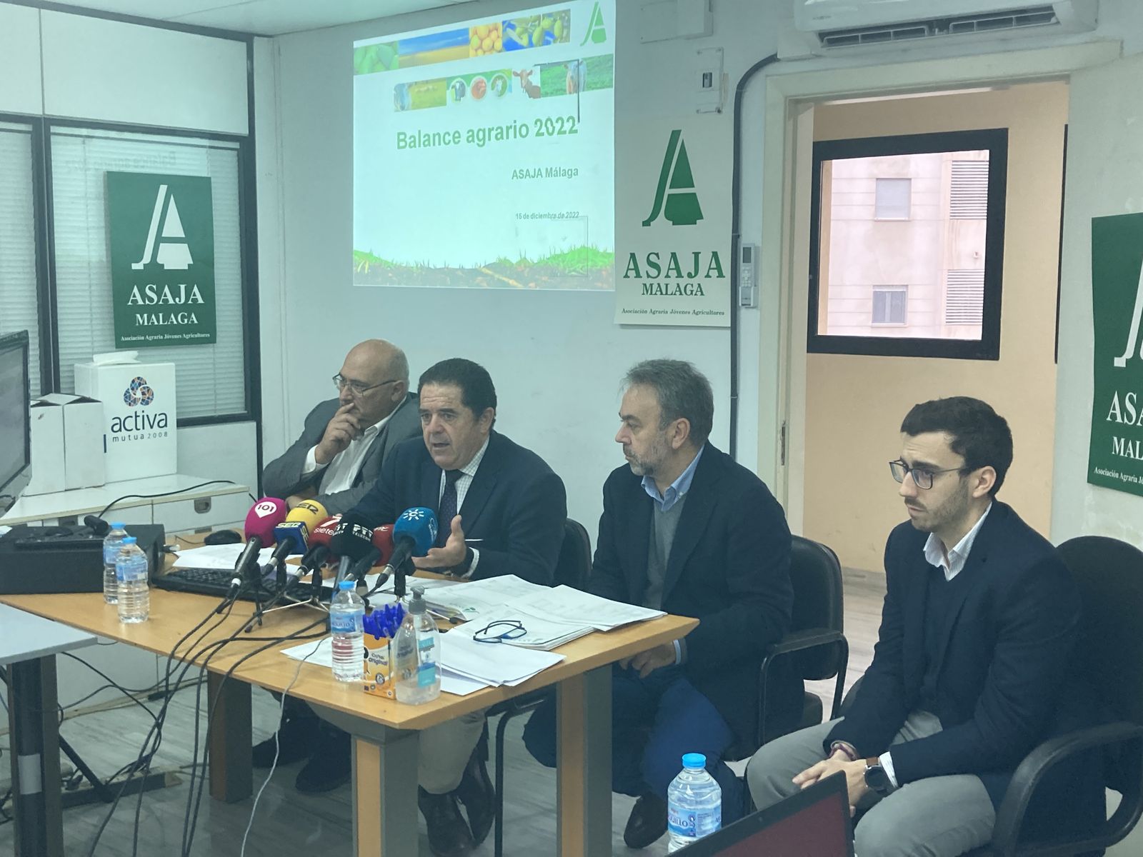 Los miembros de ASAJA Málaga presentando el balance agrario de 2022