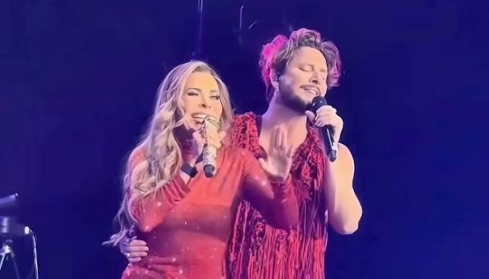 Manuel Carrasco junto a Gloria Trevi en su concierto de Ciudad de México