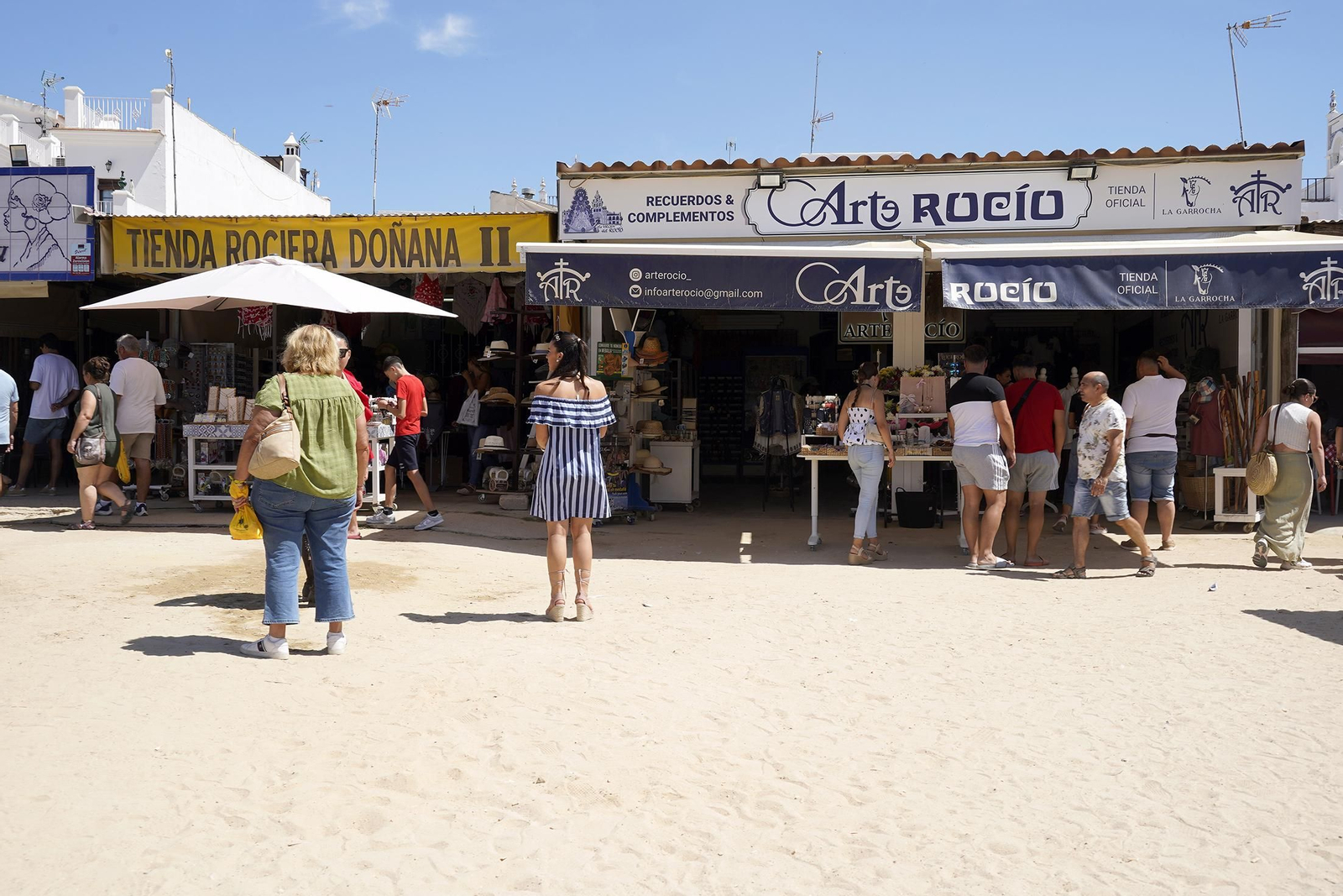 Imágenes del ambiente en la aldea durante el domingo de Rocío Chico