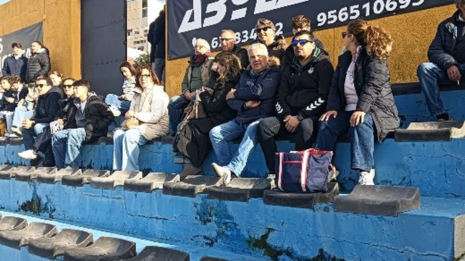 Un reducido grupo de aficionados de la Balona, en el José Martínez 'Pirri' de Ceuta