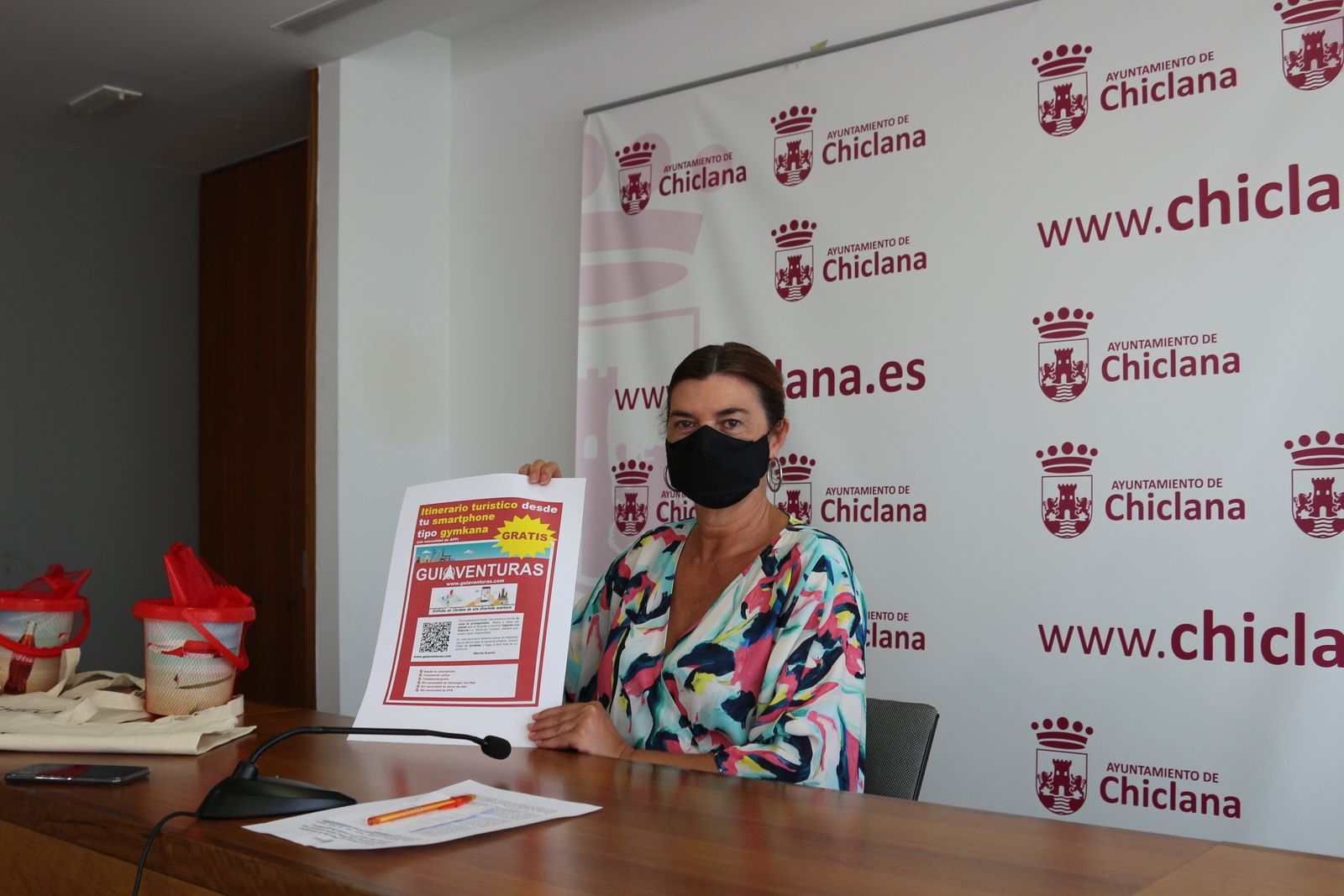 La delegada de Turismo, Pepa Vela, durante la presentación de la nueva guía elaborada por el Consistorio.