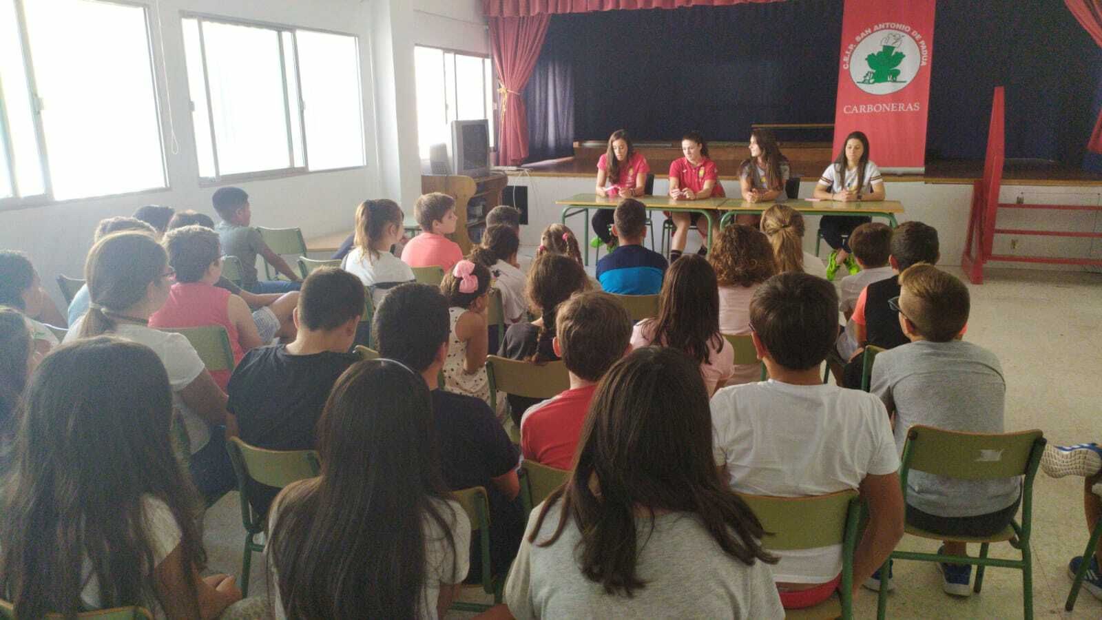 Fotogalería de la visita de las 'Guerreras' a colegios de la provincia