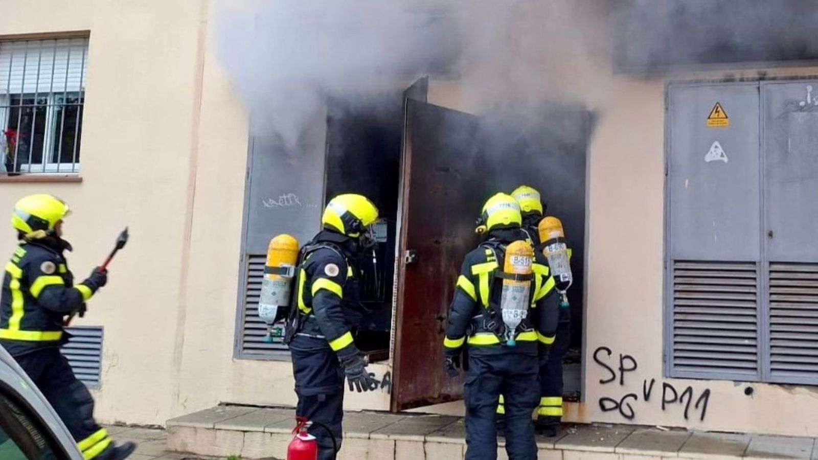 Los bomberos sofocan el incendio de un transformador en la calle Susana Marcos, en Algeciras.