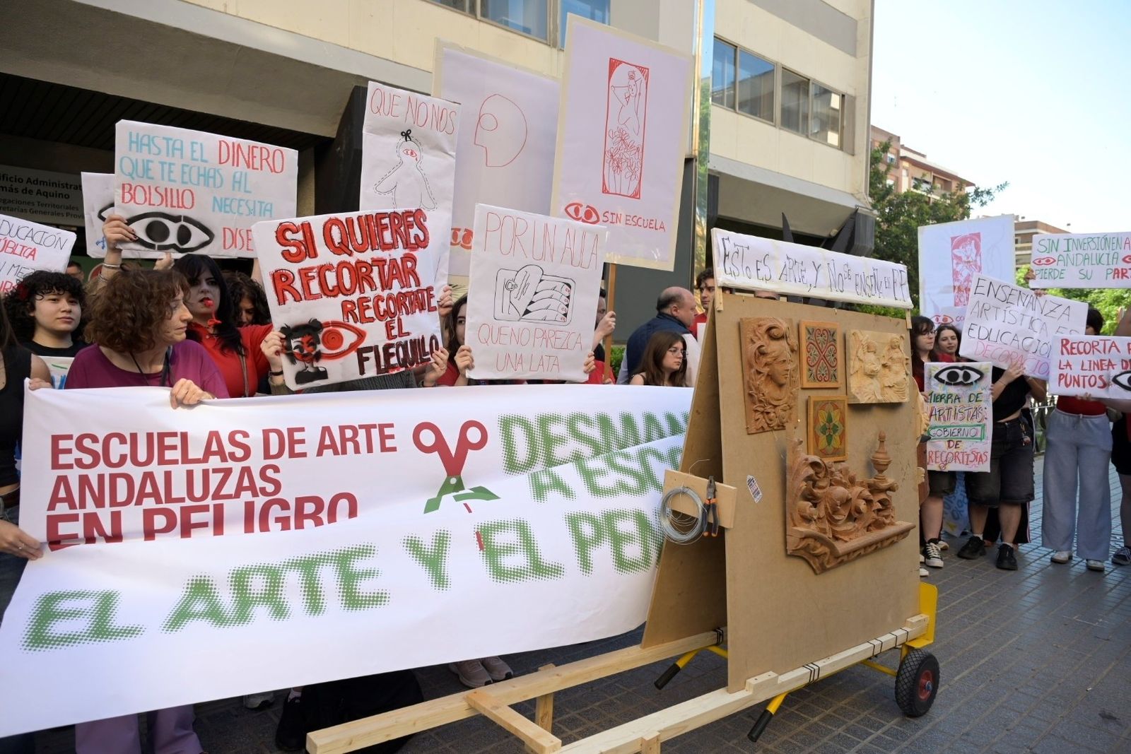La protesta de la comunidad educativa de la Escuela de Arte y Superior ...
