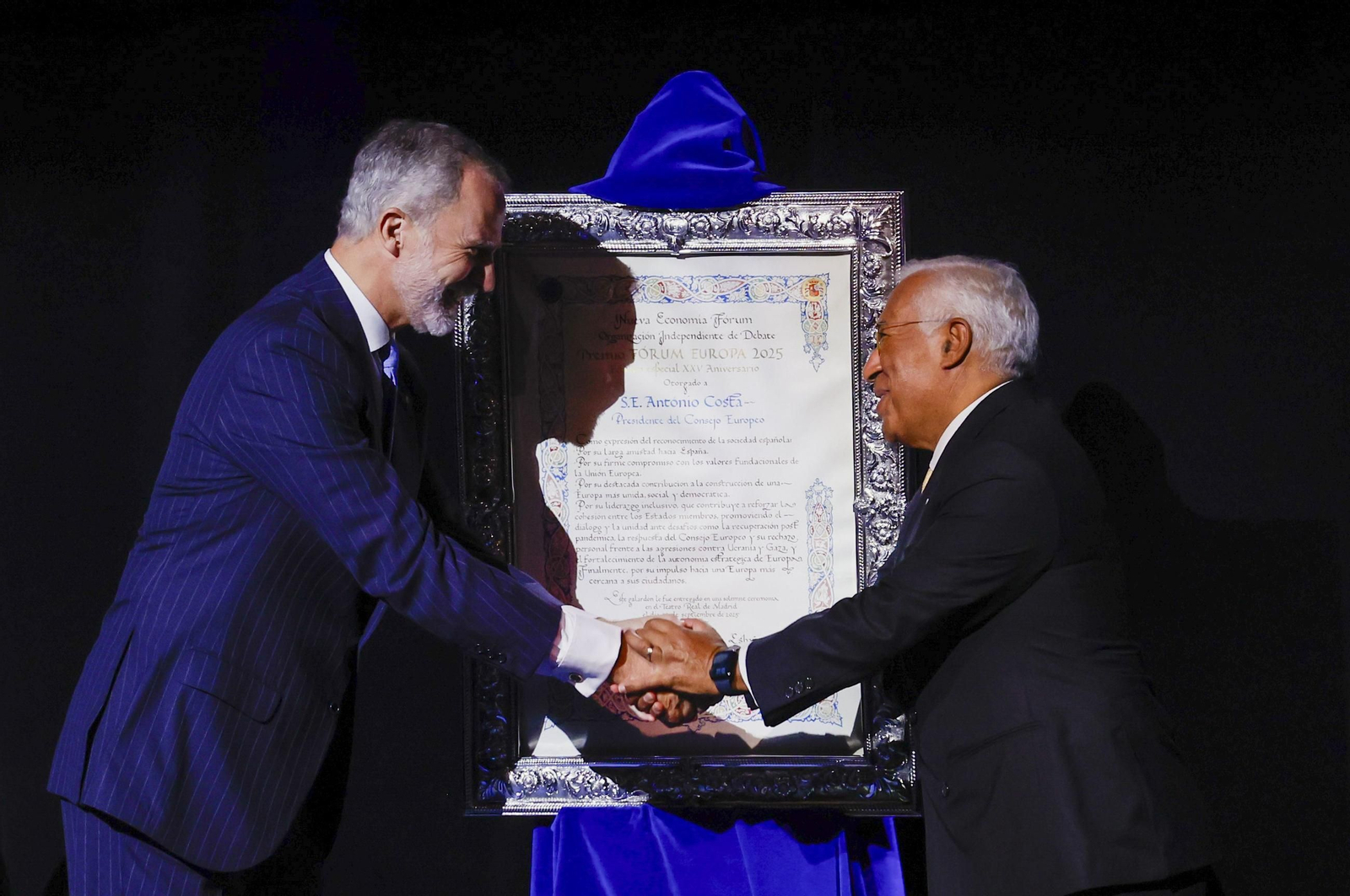 El rey Felipe entrega al presidente del Consejo Europeo, Antonio Costa, el premio Fórum Europa 2025 este lunes, en el Teatro Real en Madrid.
