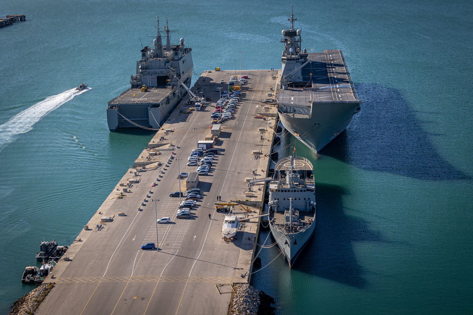 Imágenes del vuelo de despedida de los 'Sea King'  de la Quinta Escuadrilla de la FLOAN de la Armada por la Bahía de Cádiz