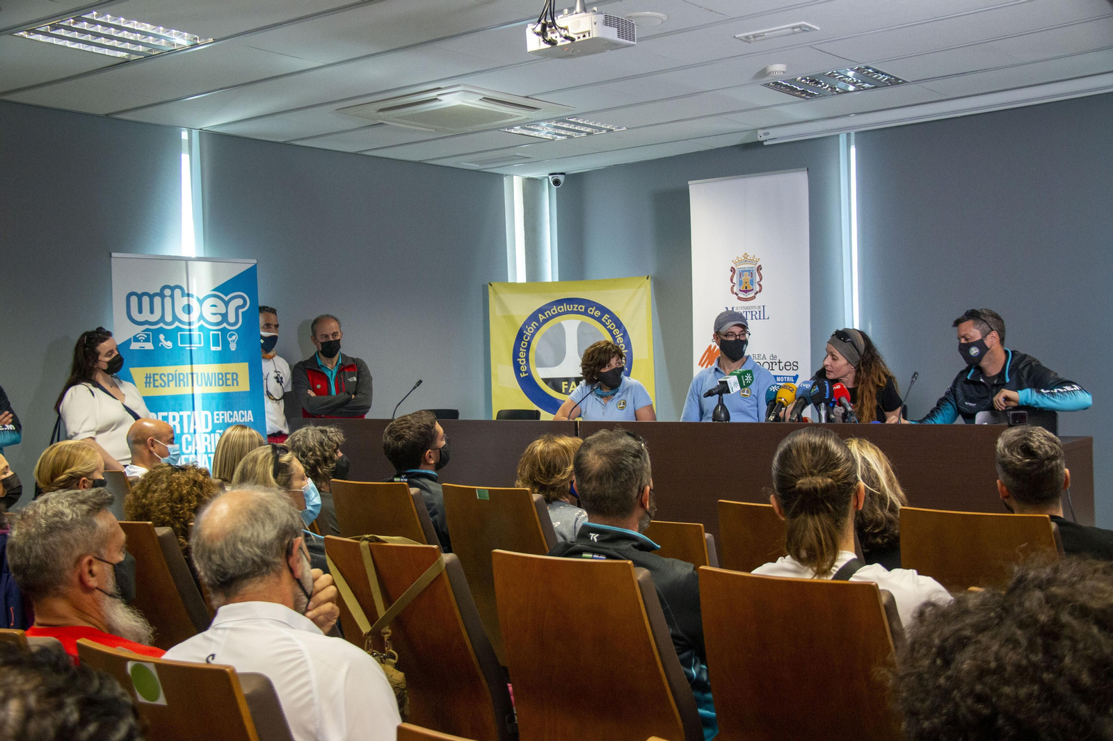 Así ha sido la salida de Beatriz Flamini tras 500 días en una cueva de Granada, en imágenes