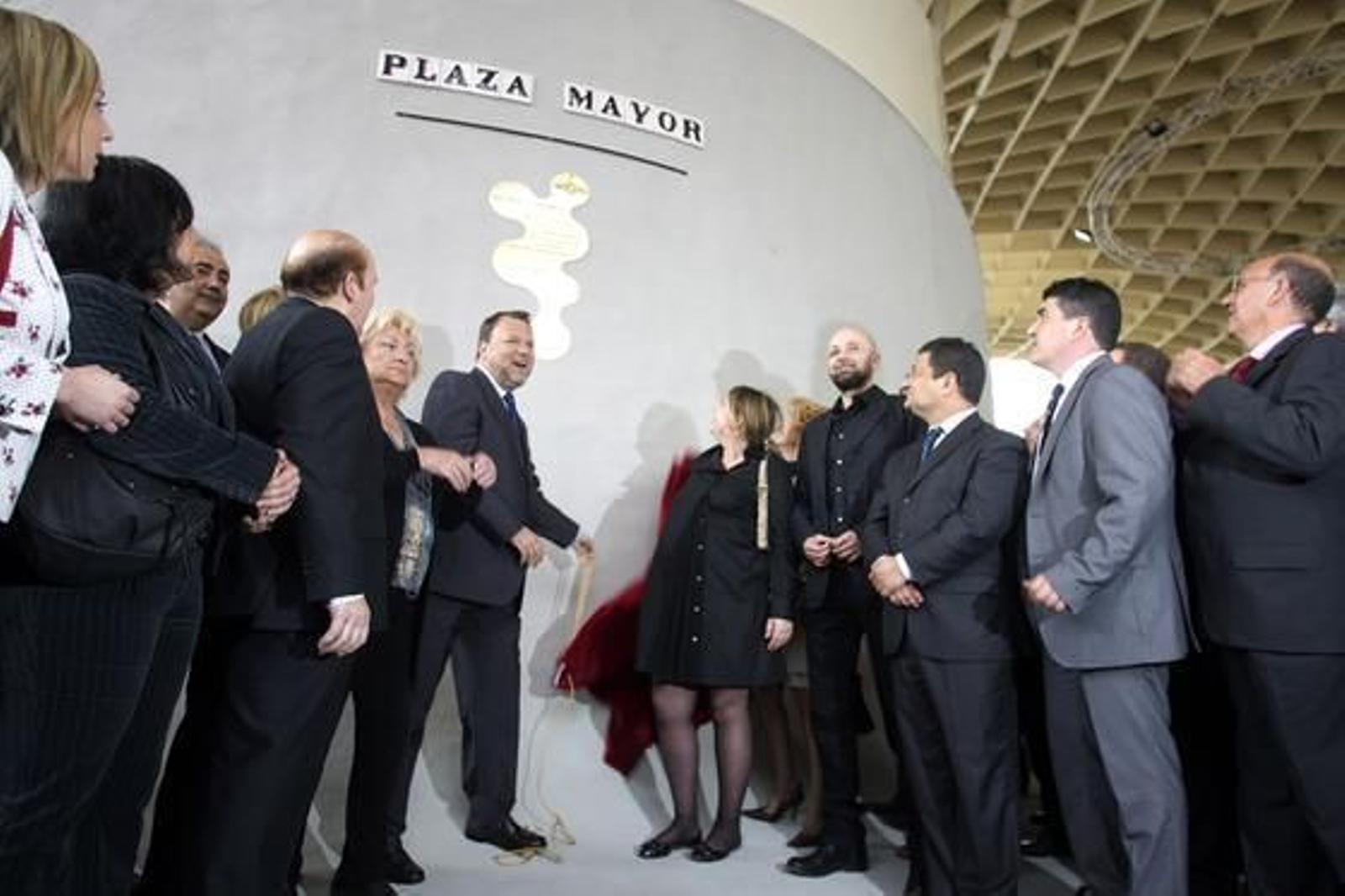 Monteseirín inaugura oficialmente el Metropol Parasol.

Foto: Juan Carlos Munoz