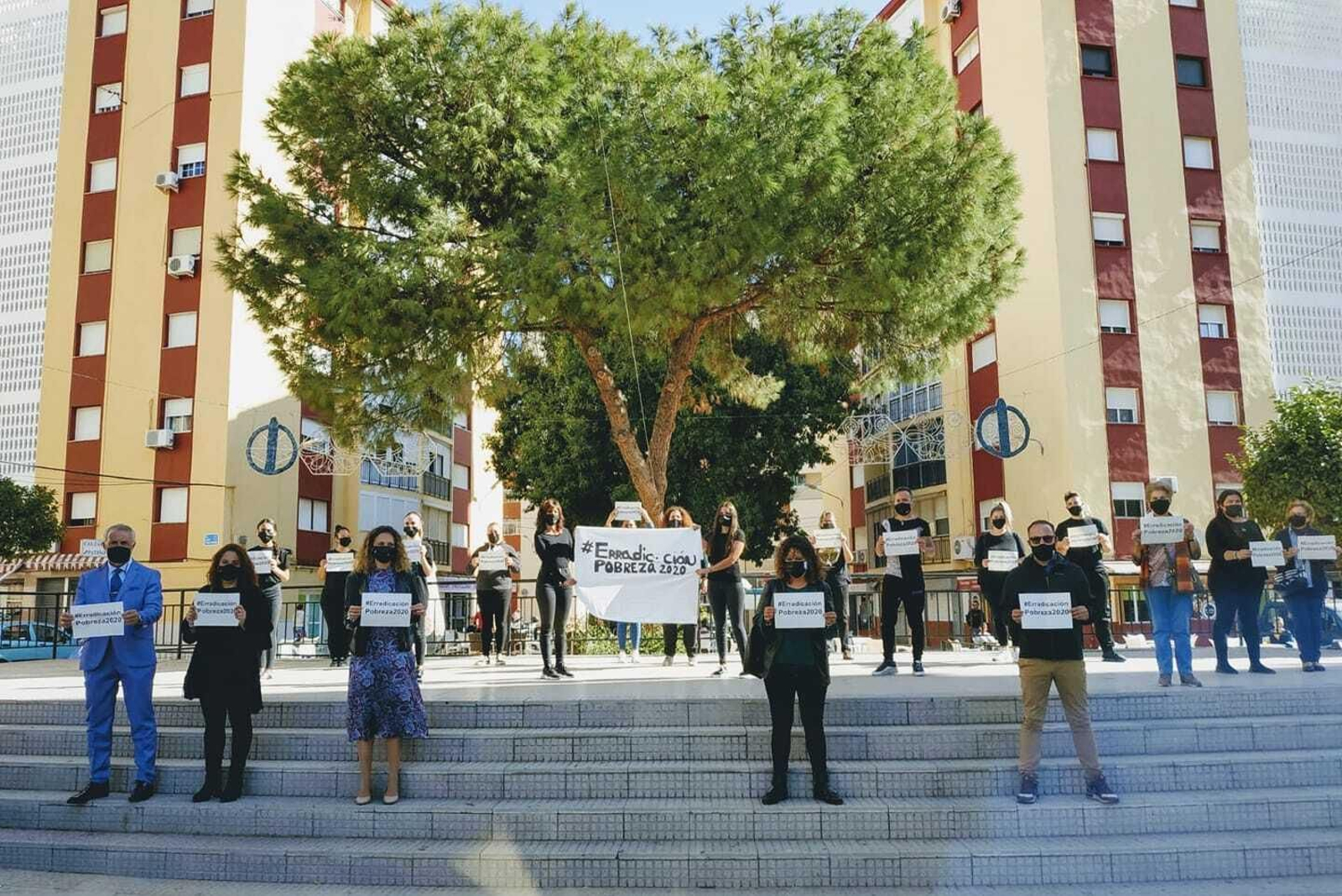 Foto de familia del acto organizado por la asociación Agua Viva.