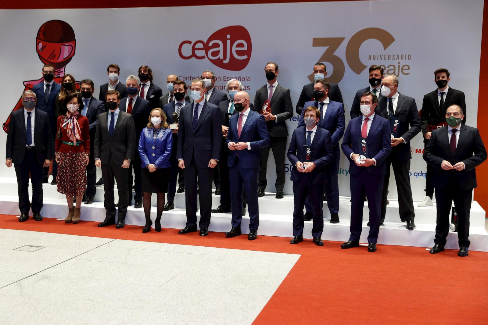 Foto de familia de las autoridades y galardonados con los premios Ceaje 2021.