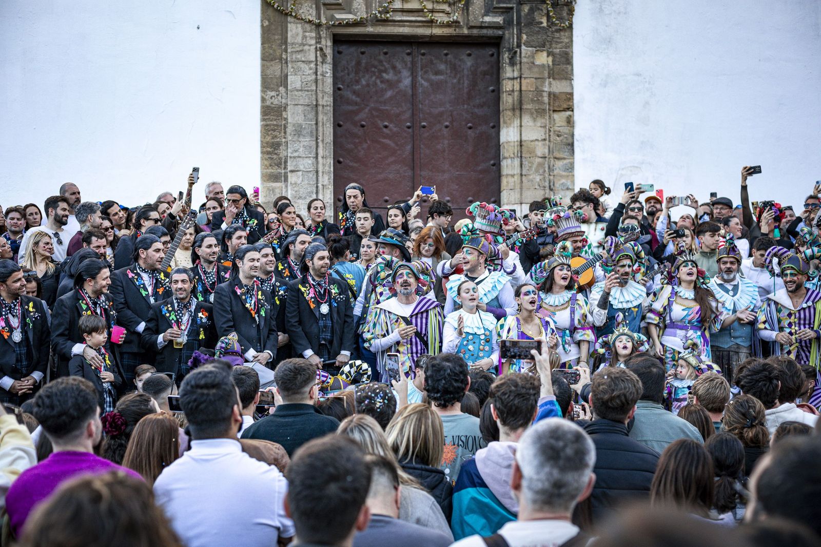 El multitudinario encuentro entre los dos primeros premios del Carnaval de Cádiz, en imágenes