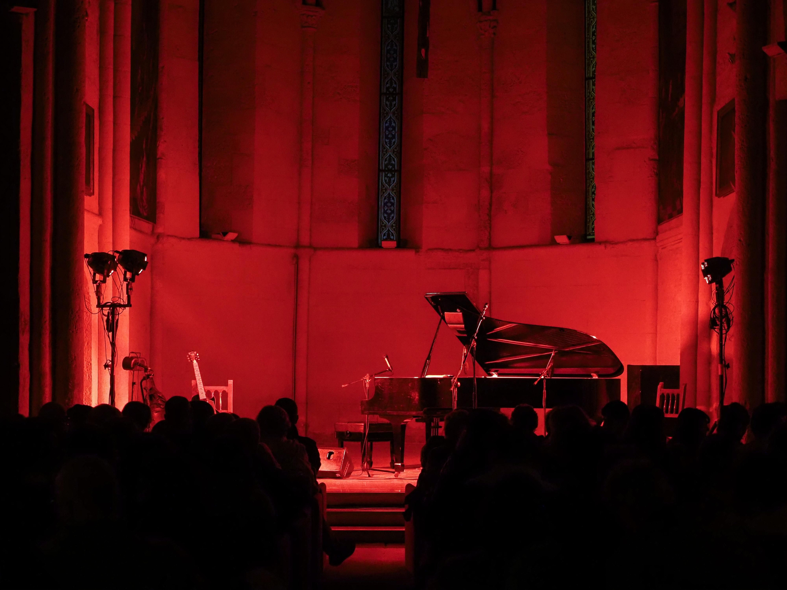 Las fotografías del concierto de Howe Gelb en la Iglesia de la Magdalena de Córdoba