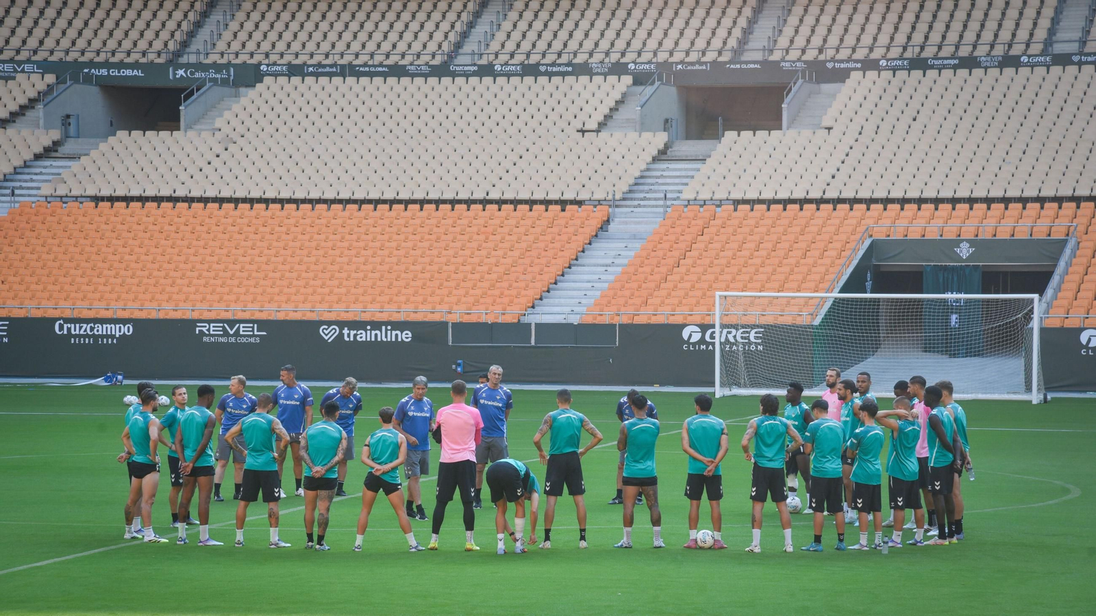 Último entrenamiento del Betis antes de medirse al Alavés en el estreno del nuevo Estadio de la Cartuja