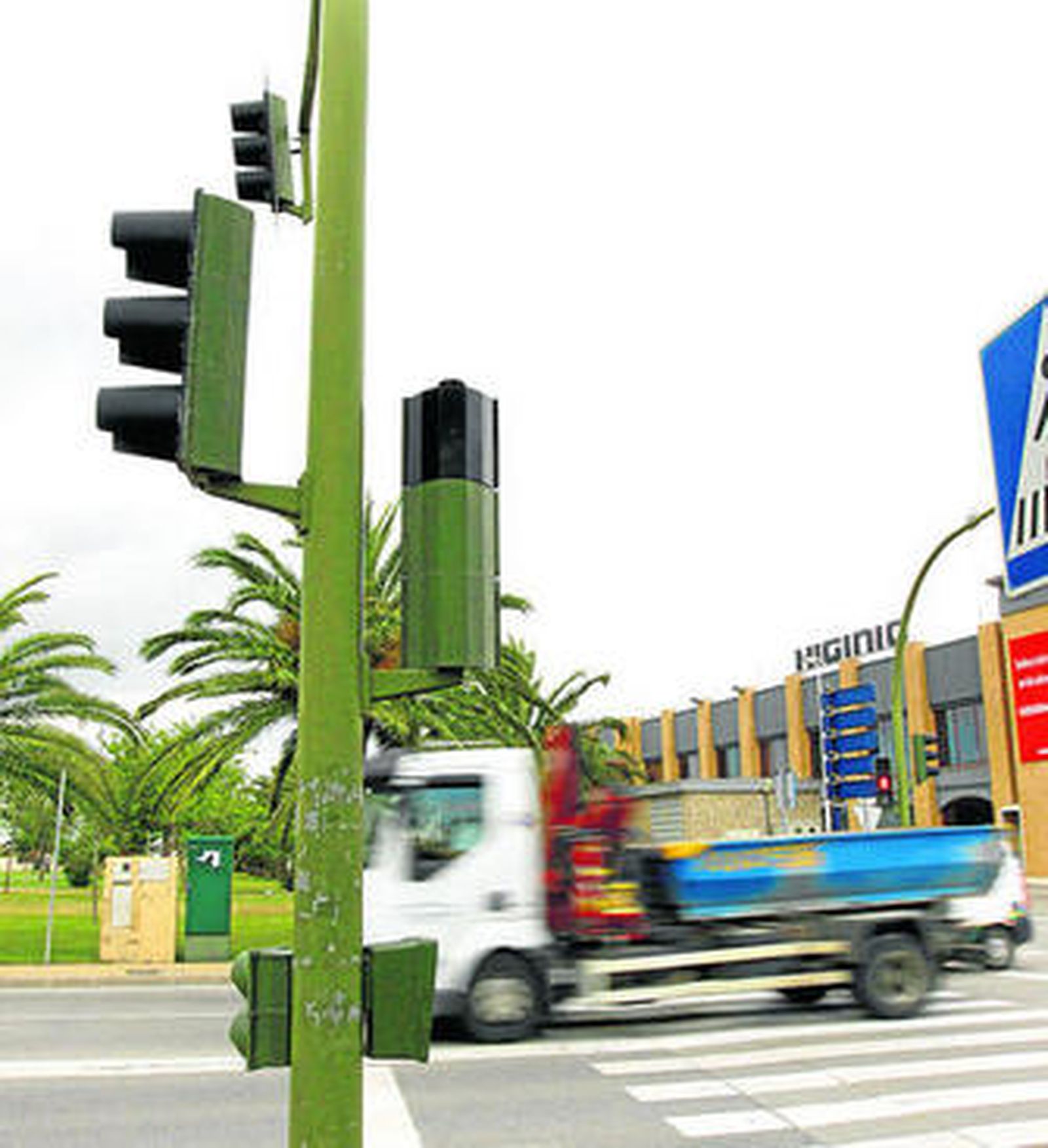 magen de uno de los 30 semáforos en los que se han llevado a cabo la sustitución de las luminarias.