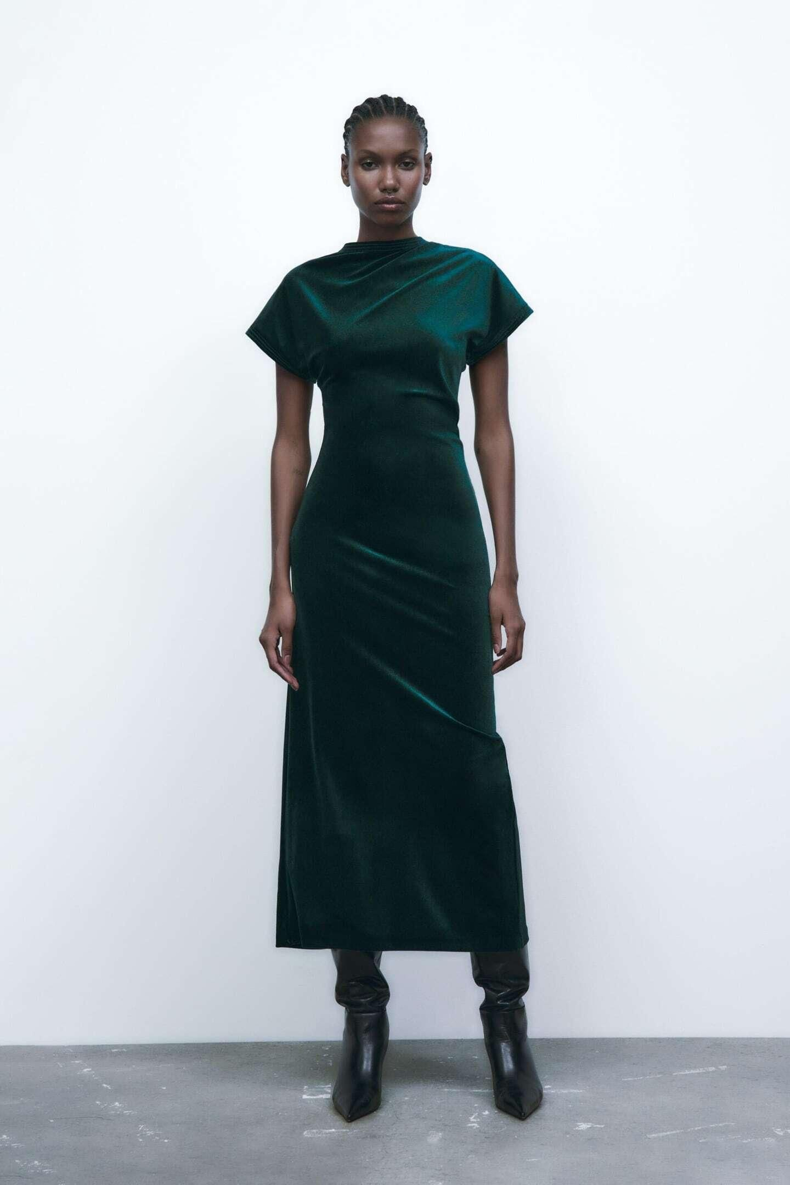 Vestido de terciopelo verde de Zara.