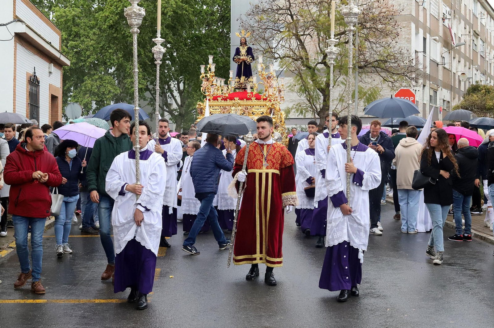 Imágenes de la procesión del Cautivo  bajo la lluvia en Huelva