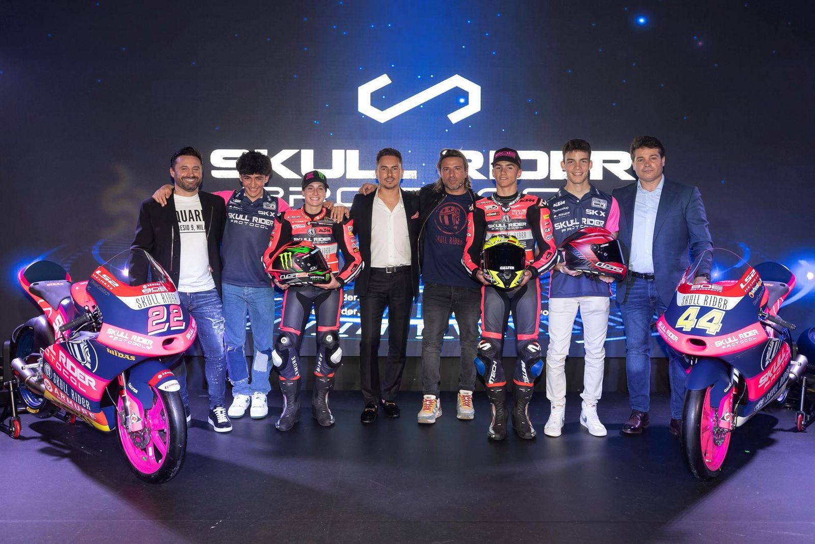 El nuevo equipo Boé SKX, con Ana Carrasco, David Muñoz y Gerard Riu, junto a Jorge Lorenzo.