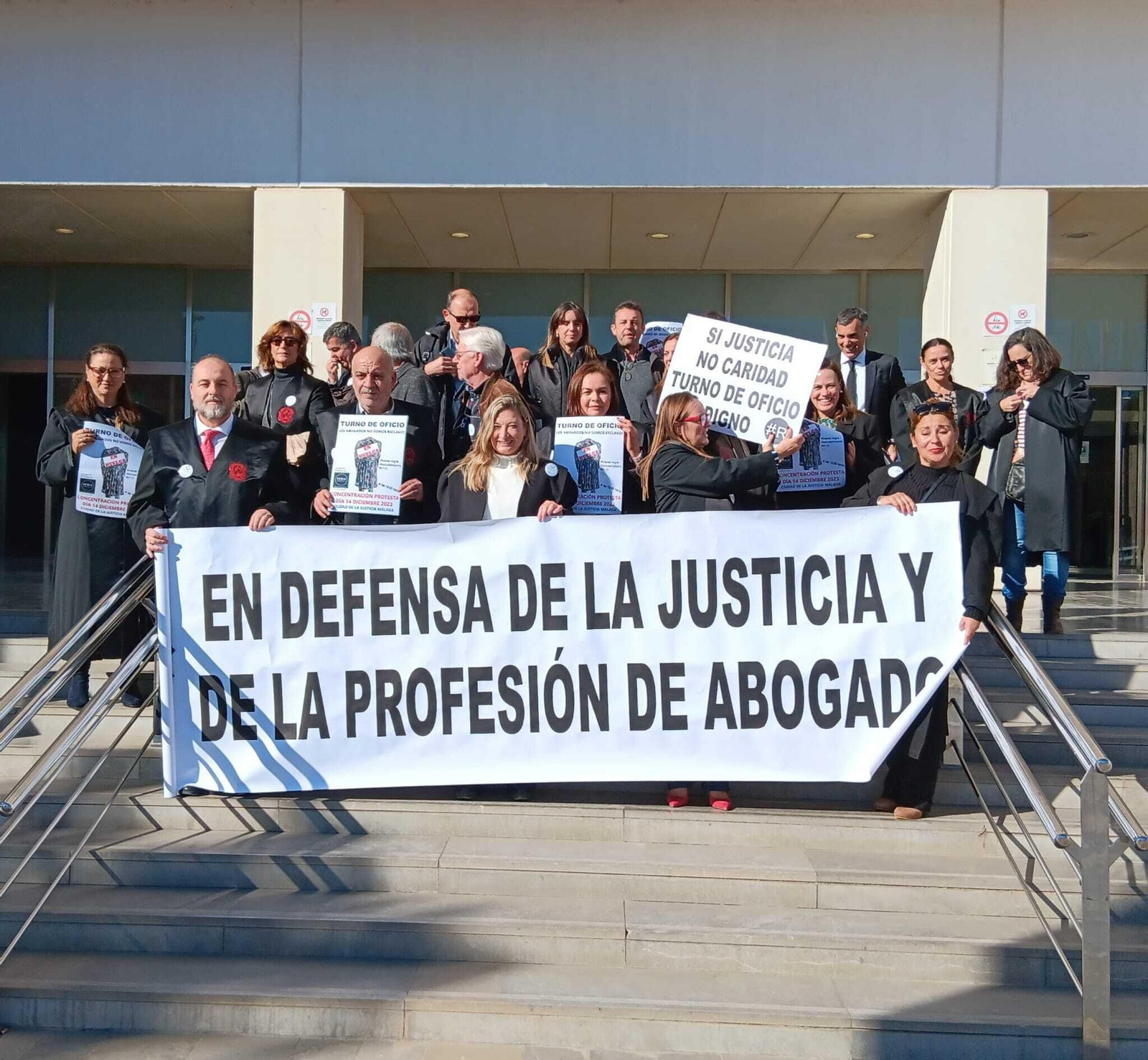 Concentración de abogados de oficio, este jueves, a las puertas de la Ciudad de la Justicia de Málaga. Concentración de abogados de oficio, este jueves, a las puertas de la Ciudad de la Justicia de Málaga.
