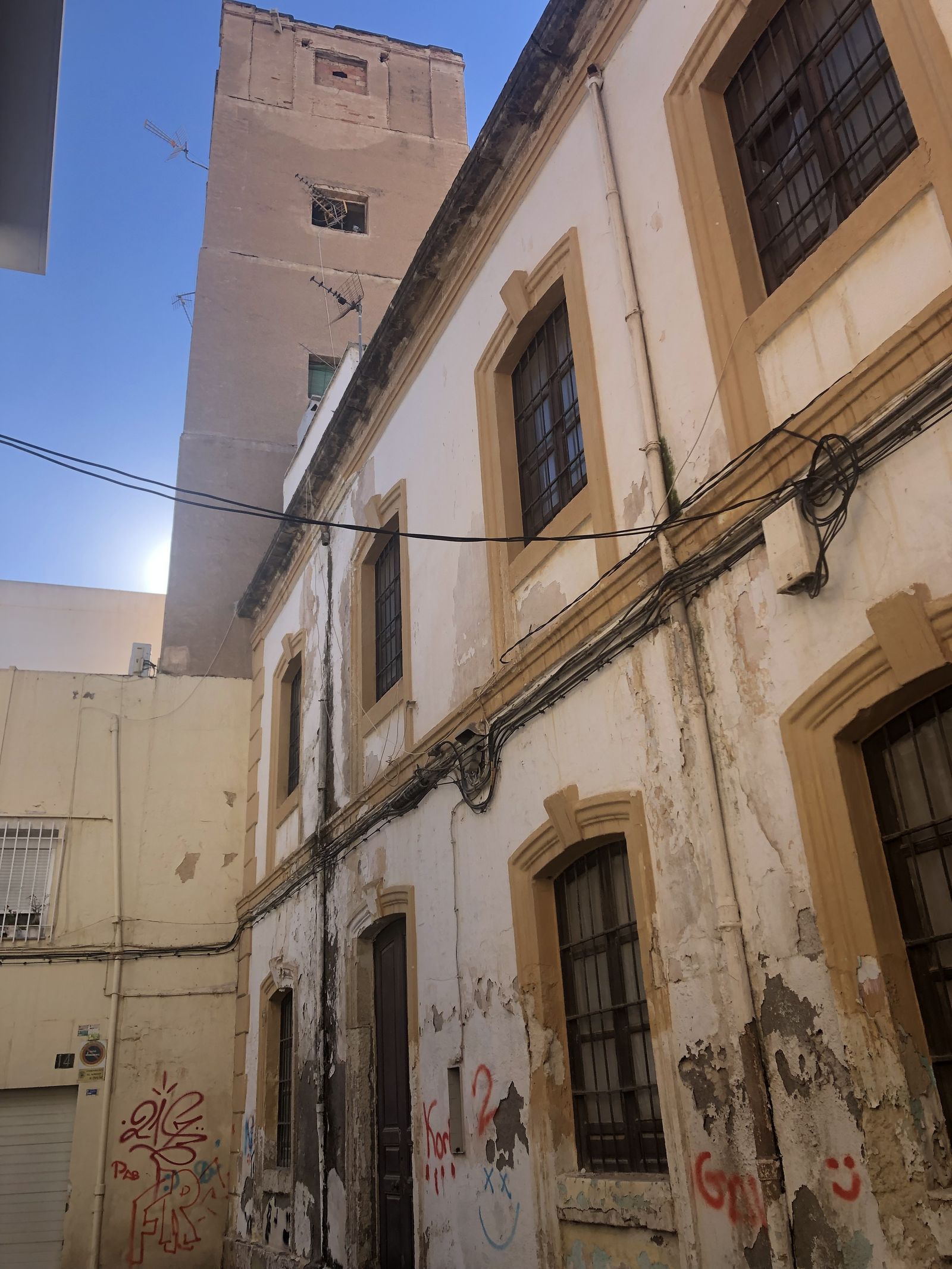 Una de las grandes viviendas abandonadas, junto a la Torre de los Perdigones