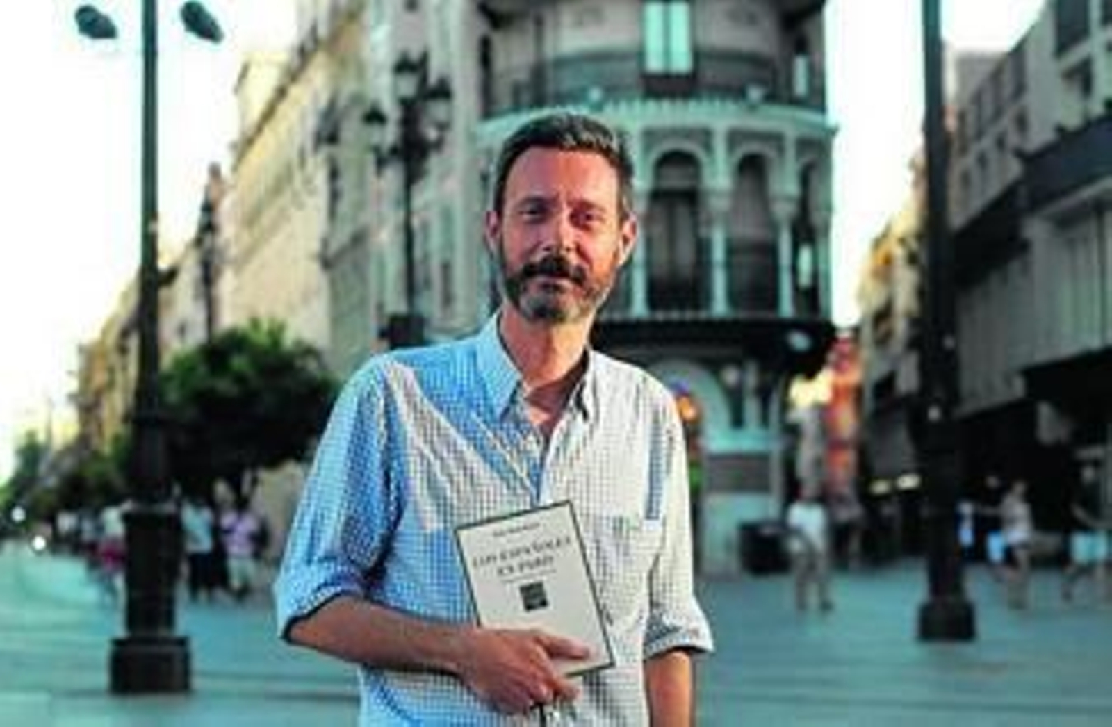 Alfredo Valenzuela, con un ejemplar de 'Los españoles en París'.