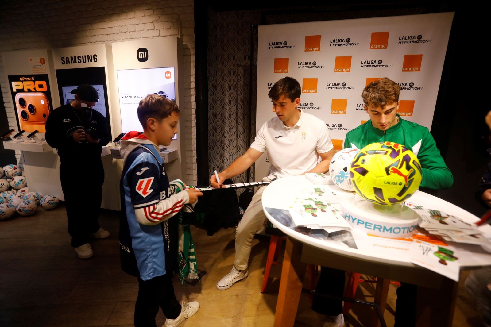 Las mejores fotos de la exitosa firma de autógrafos del Córdoba CF en el centro de la ciudad