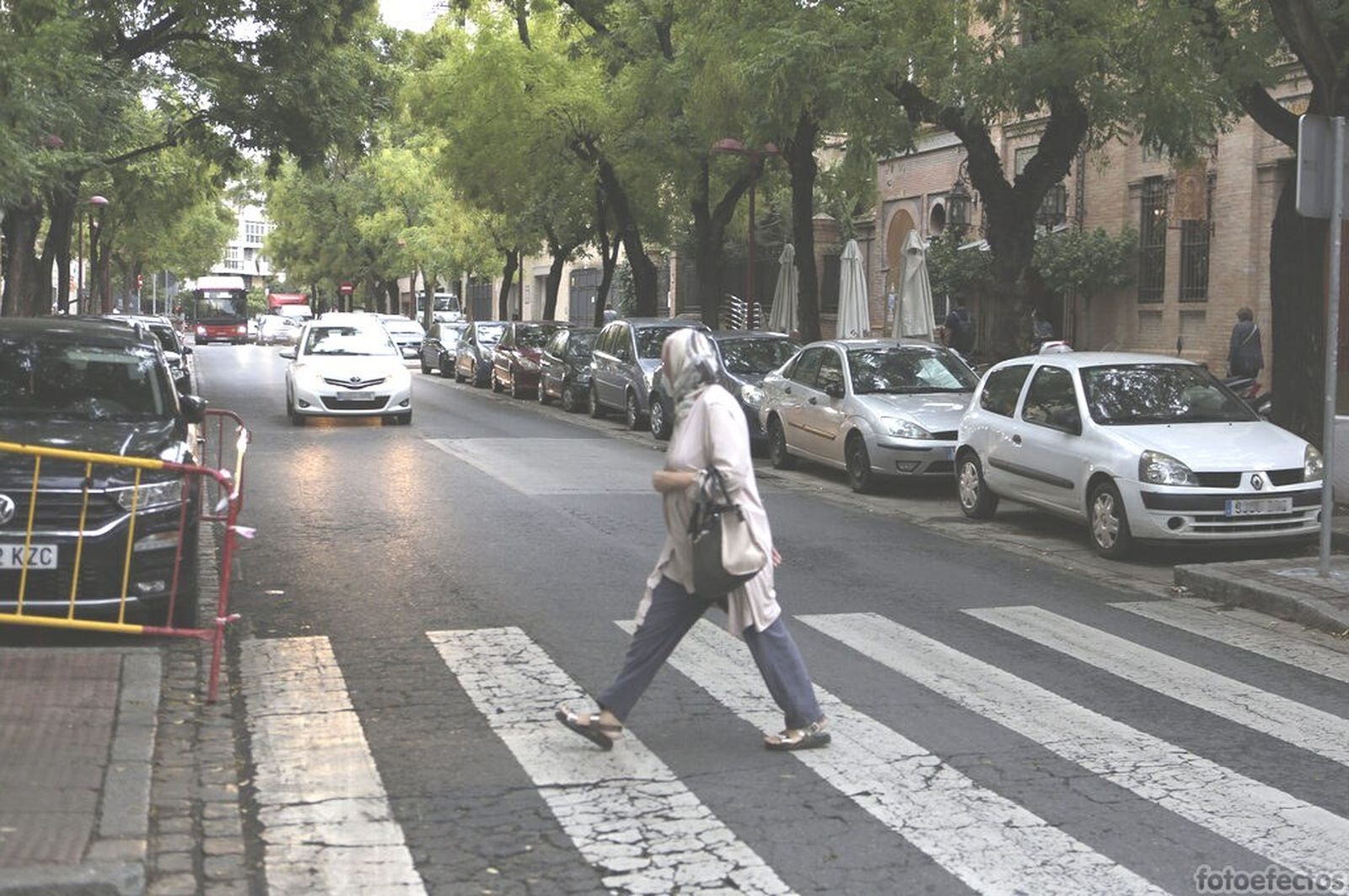 La avenida de Miraflores con los pasos de cebra en mal estado y desdibujados.