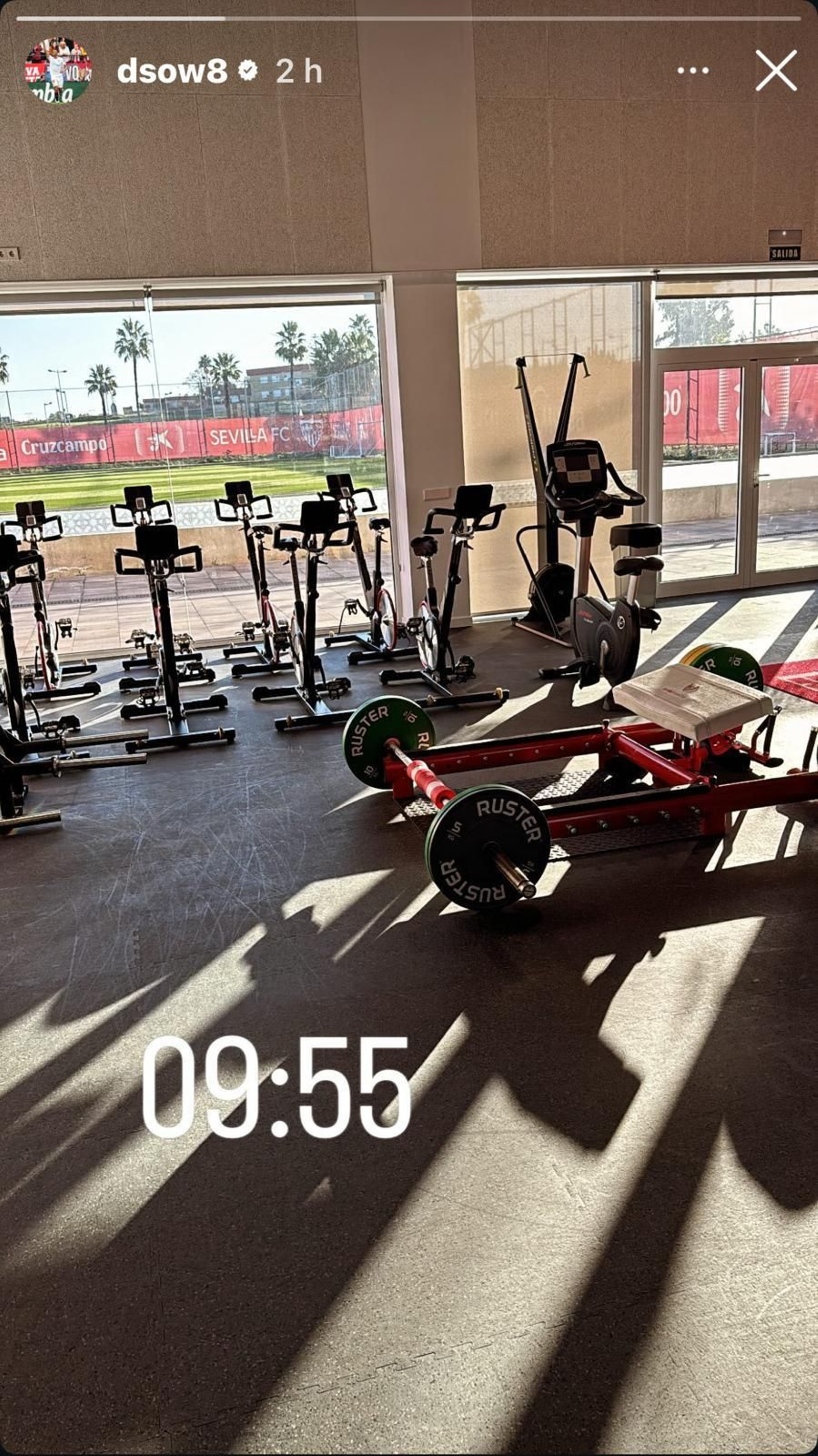 Djibril Sow muestra como se ejercita en vacaciones en la ciudad deportiva del Sevilla.