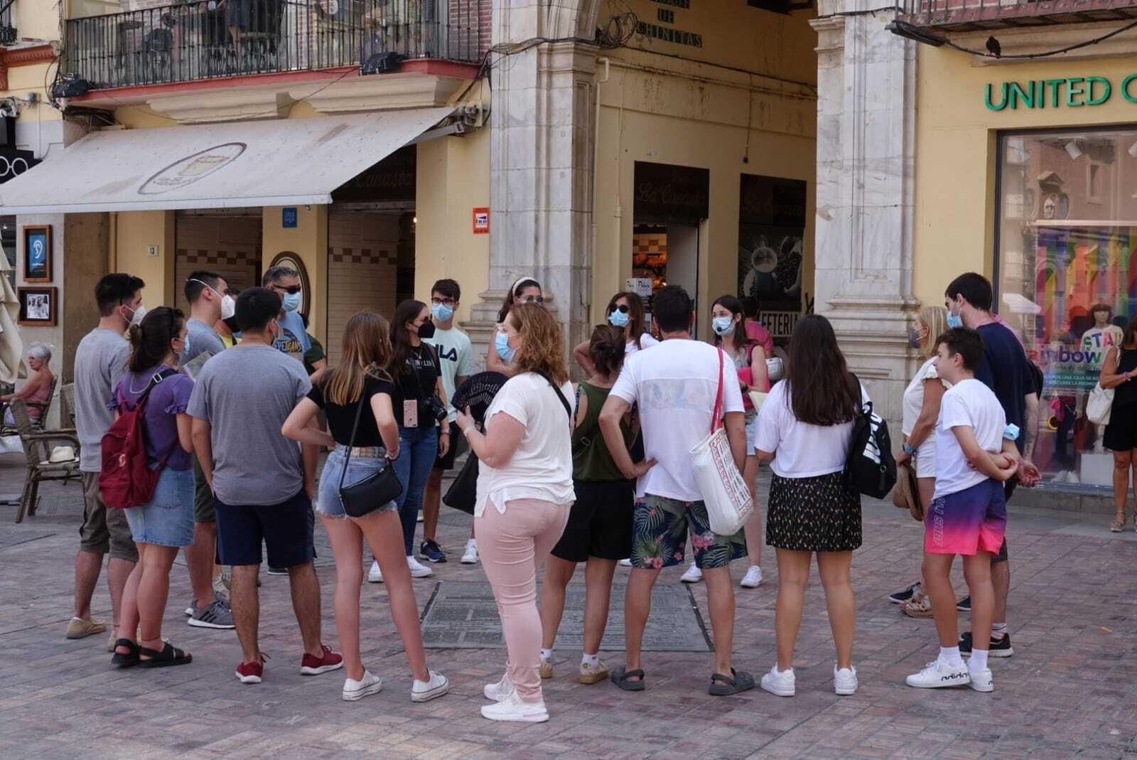 Turistas en la plaza de la Constitución de Málaga